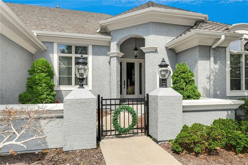 1604 SW Hedgewood Ln, Lee's Summit, MO 64081