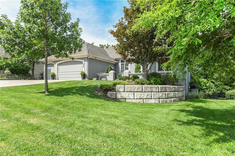 1604 SW Hedgewood Ln, Lee's Summit, MO 64081