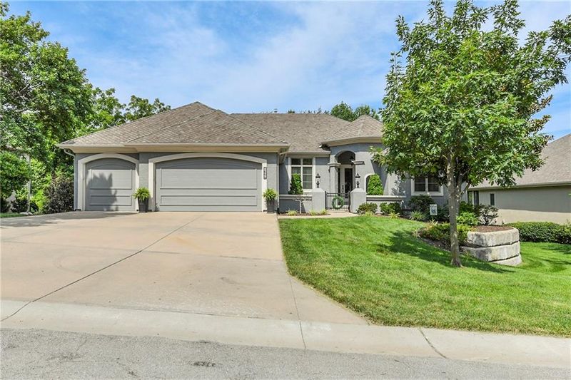 1604 SW Hedgewood Ln, Lee's Summit, MO 64081
