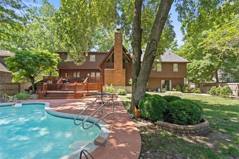 10077 Hemlock Dr, Overland Park, KS 66212