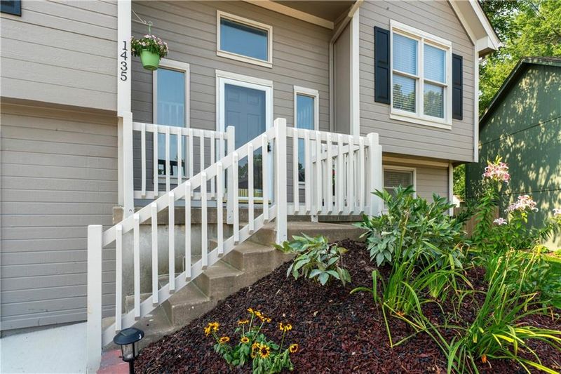 1435 W Prairie Ct, Olathe, KS 66061