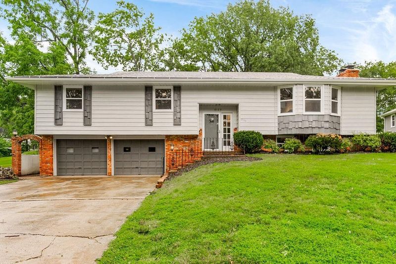 8129 W 56th Ter, Merriam, KS 66202