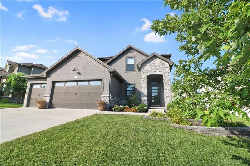 1227 Hillmann Ln, Warrensburg, MO 64093