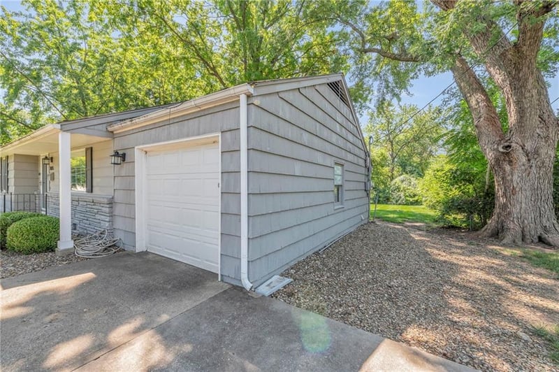 3425 W 95th St, Overland Park, KS 66206