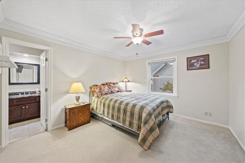 9716 W 115th St, Overland Park, KS 66210