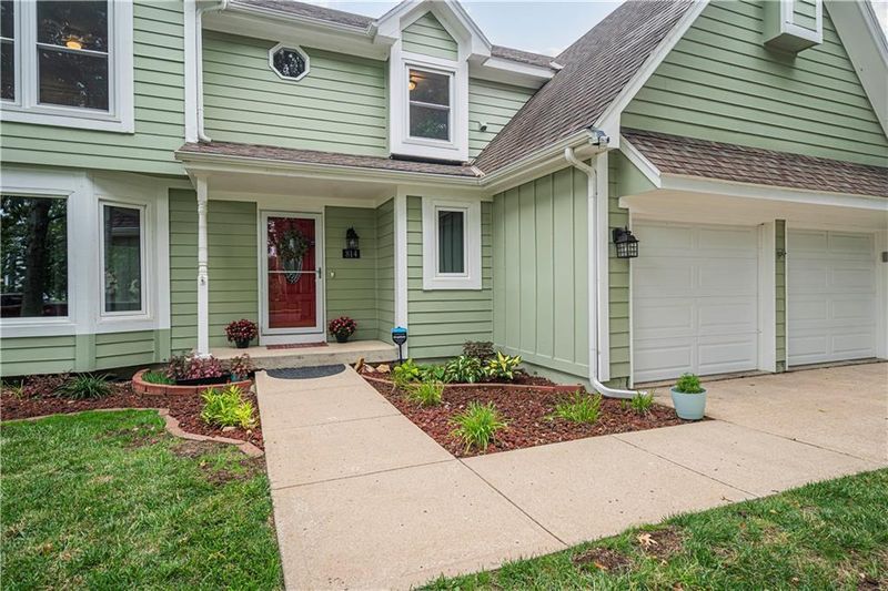 814 N Mesa Dr, Olathe, KS 66061