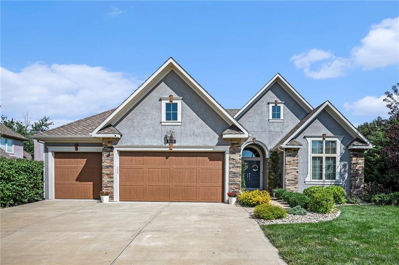 8000 Clearwater Dr, Parkville, MO 64152