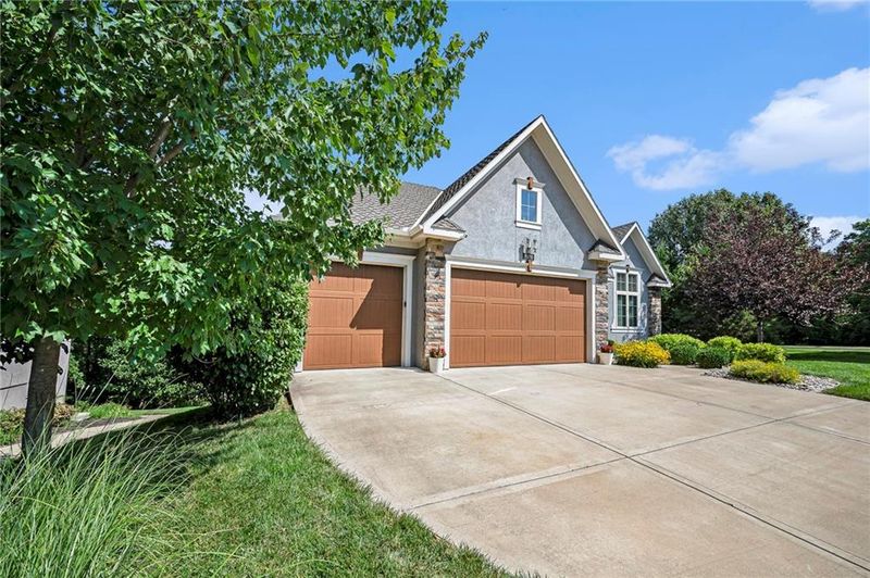 8000 Clearwater Dr, Parkville, MO 64152