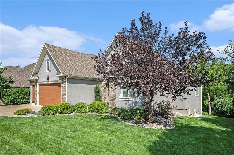 8000 Clearwater Dr, Parkville, MO 64152