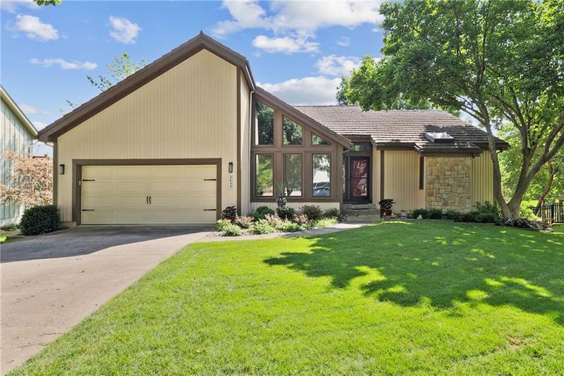 3635 NW Blue Jacket Dr, Lee's Summit, MO 64064
