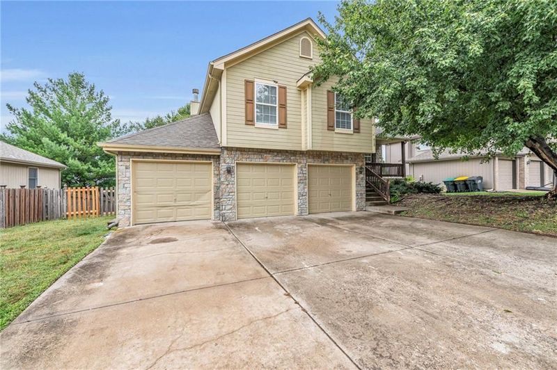 613 E Hans Dr, Blue Springs, MO 64014