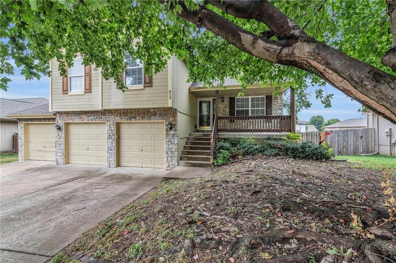 613 E Hans Dr, Blue Springs, MO 64014