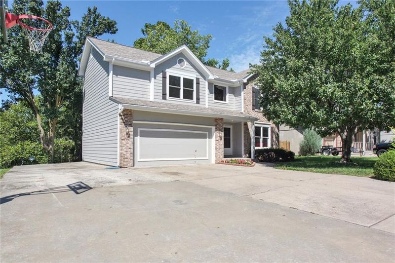 6522 NW Sioux Dr, Parkville, MO 64152