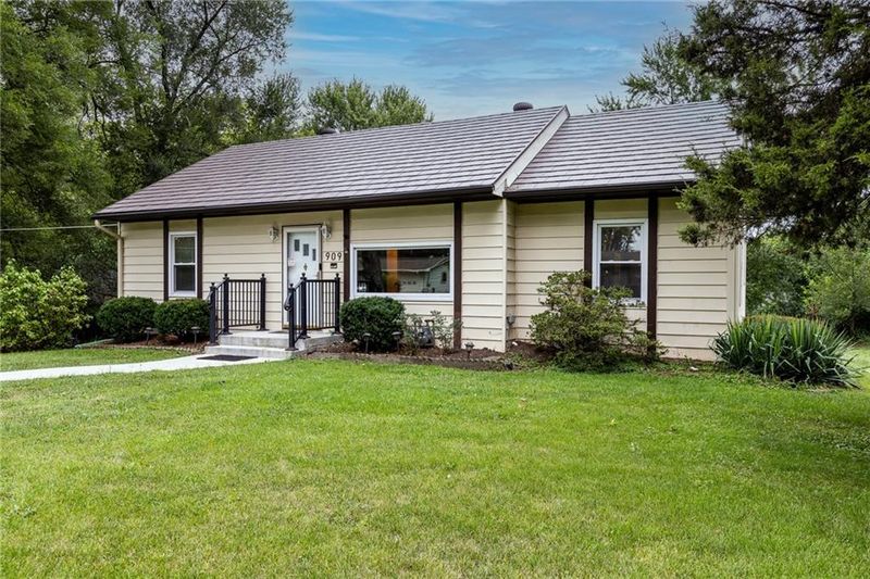 909 88th St, Kansas City, MO 64155