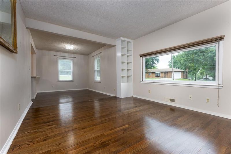 909 88th St, Kansas City, MO 64155