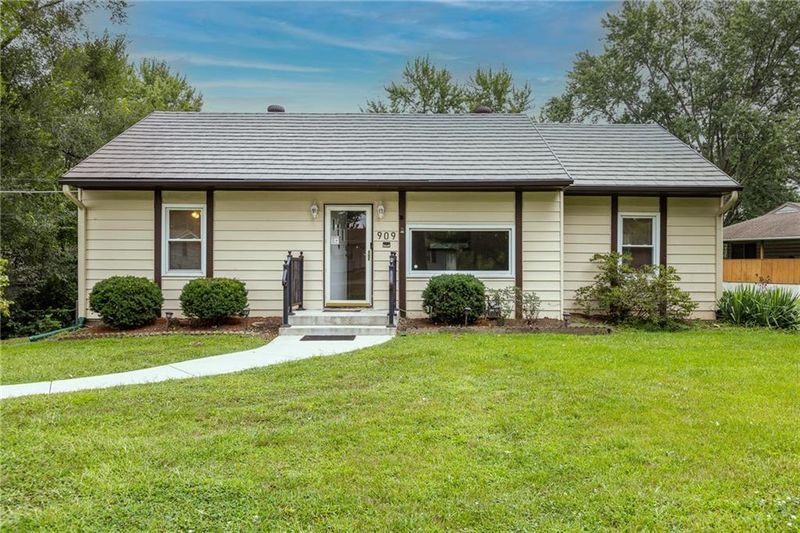 909 88th St, Kansas City, MO 64155