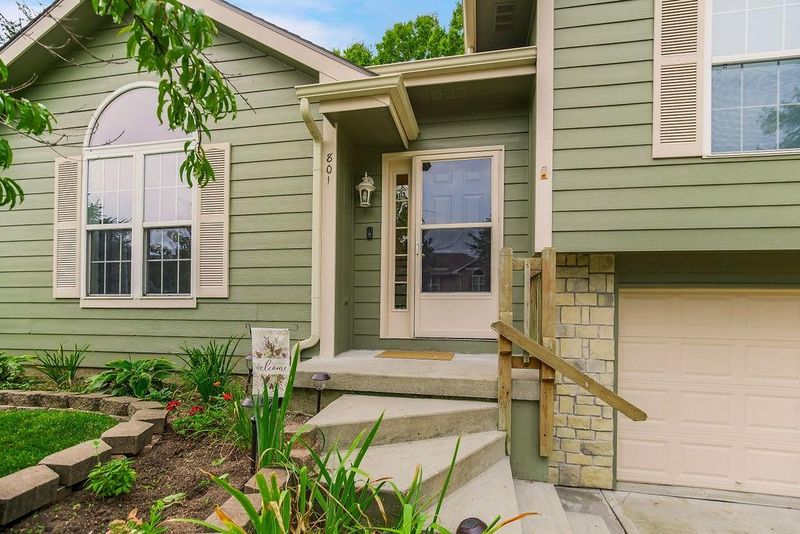 801 Sunflower St, Smithville, MO 64089