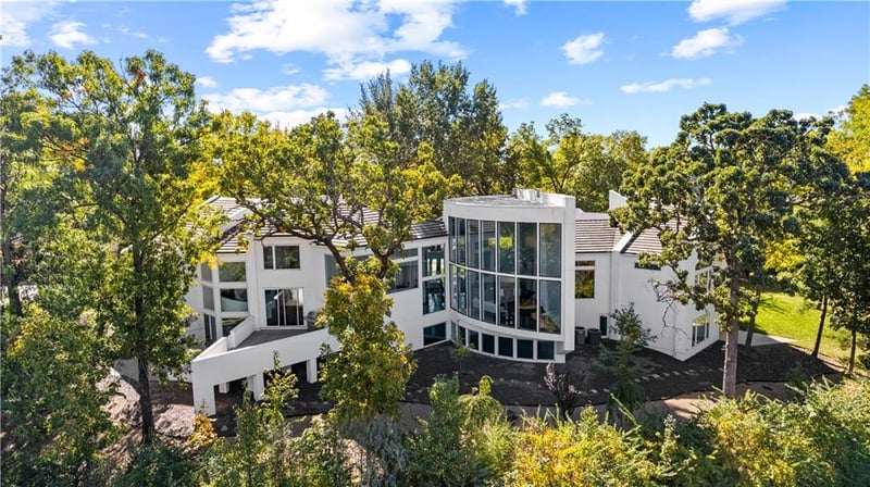 2840 W 111th Ter, Leawood, KS 66211