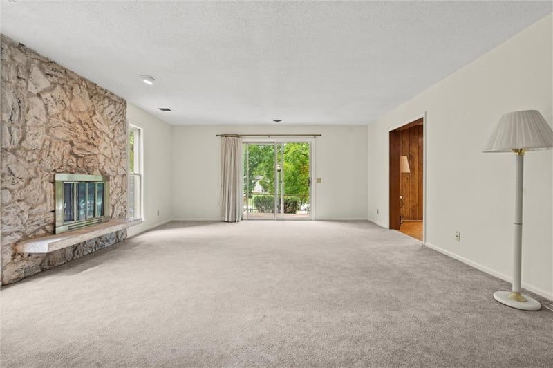 1061 South Shore Dr, Lake Waukomis, MO 64151