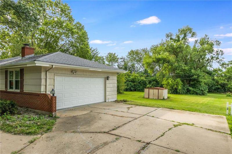 6915 E 102nd St, Kansas City, MO 64134