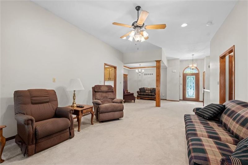 702 NW 113th St, Kansas City, MO 64155