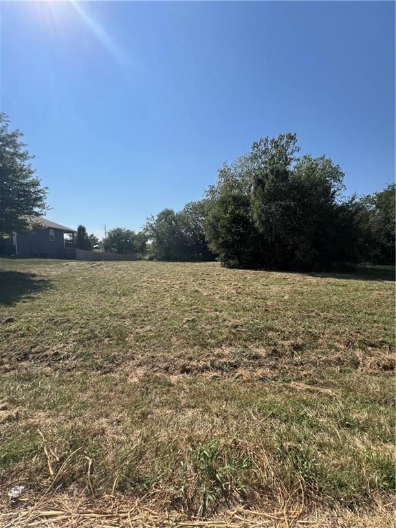N Hurley St, Peculiar, MO 64078