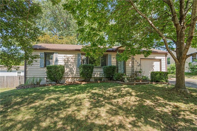 8608 W 69th Ter, Overland Park, KS 66204