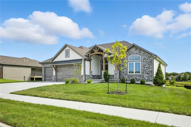 1807 Halls Creek Ave, Raymore, MO 64083