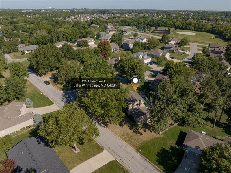 105 Cherokee Ln, Lake Winnebago, MO 64034