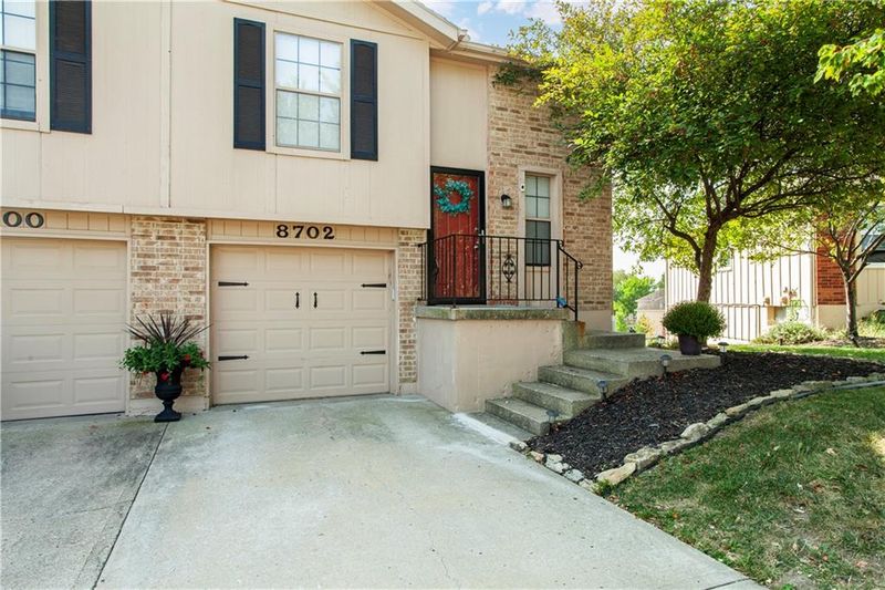 8702 Chatham Ave, Kansas City, MO 64154
