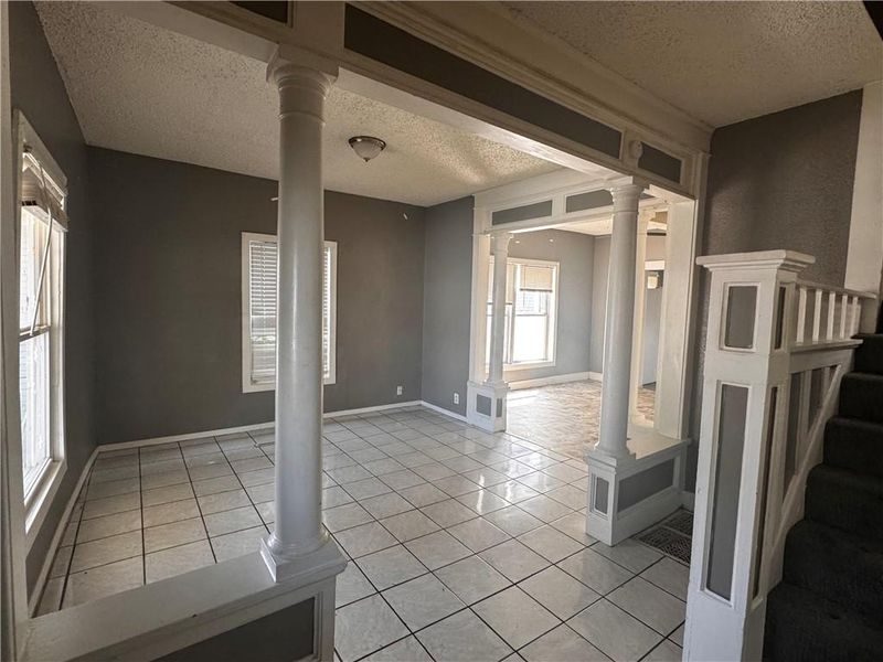 5035 E 9th St, Kansas City, MO 64124
