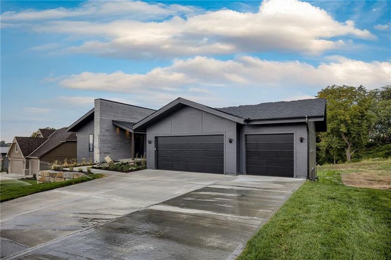 2170 NW Scenic View Dr, Riverside, MO 64150