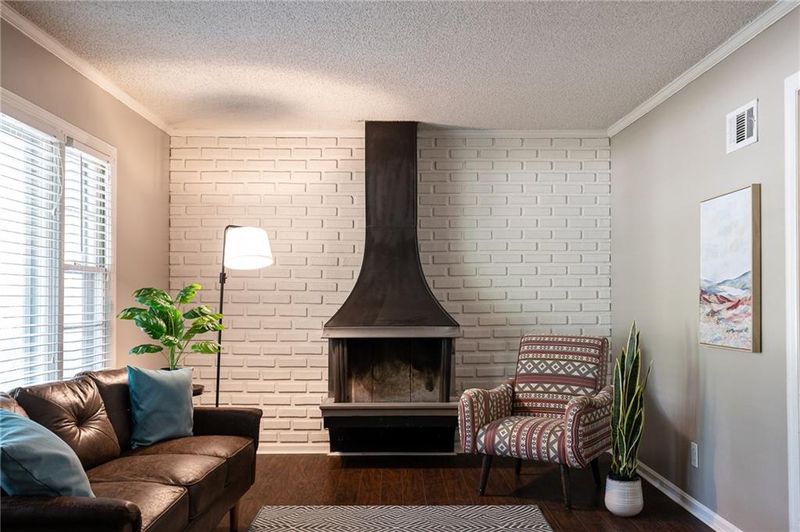 7523 Mackey St, Overland Park, KS 66204
