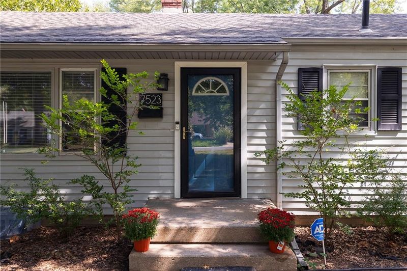 7523 Mackey St, Overland Park, KS 66204