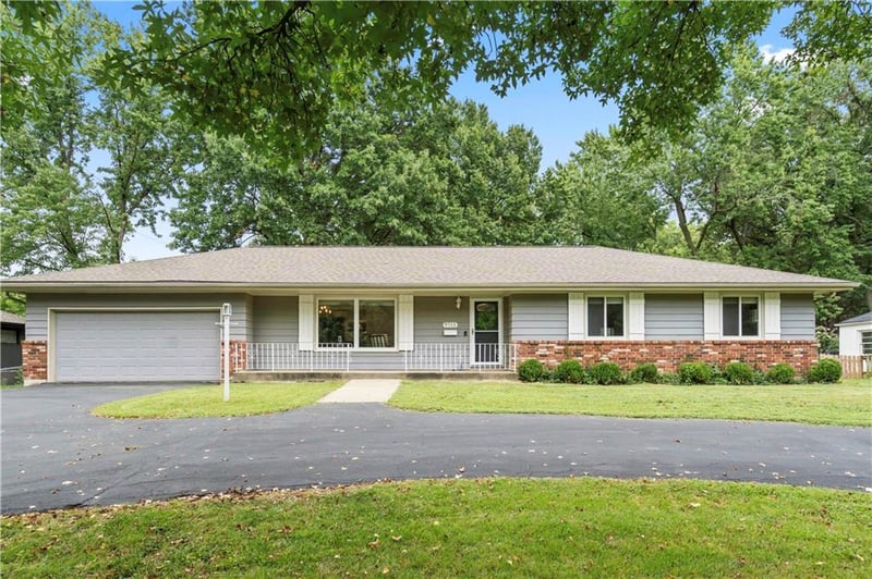 9715 Mission Rd, Overland Park, KS 66206
