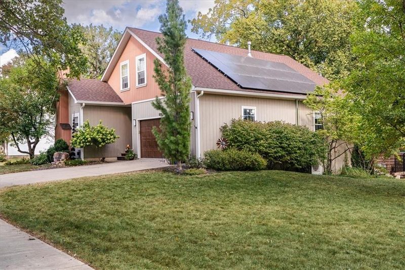 1018 8th St, Baldwin City, KS 66006