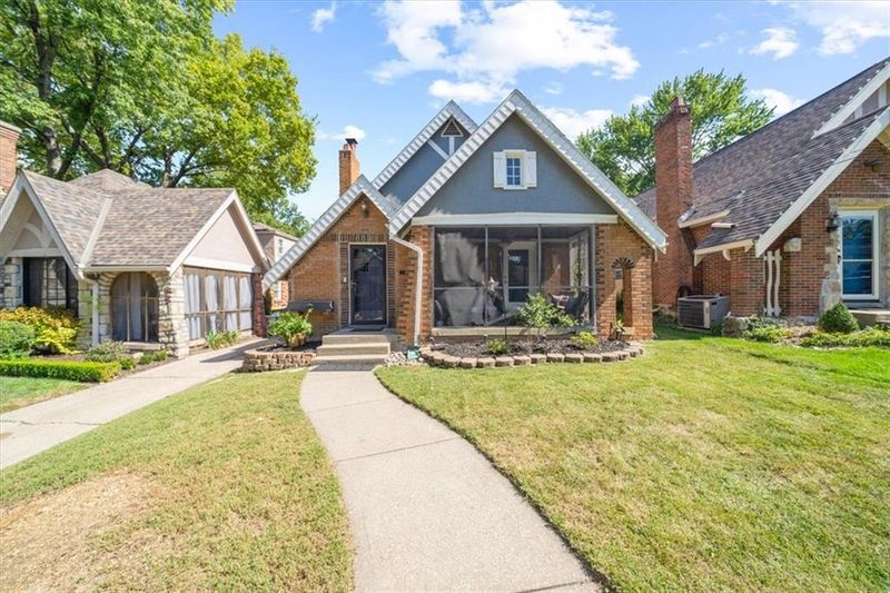6839 Oak St, Kansas City, MO 64113