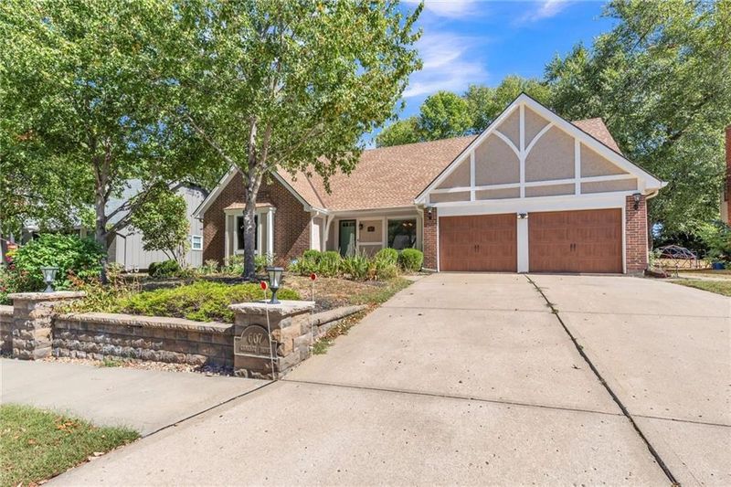607 Camelot Dr, Liberty, MO 64068