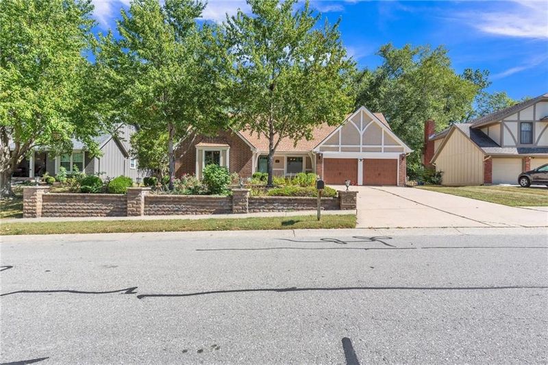 607 Camelot Dr, Liberty, MO 64068