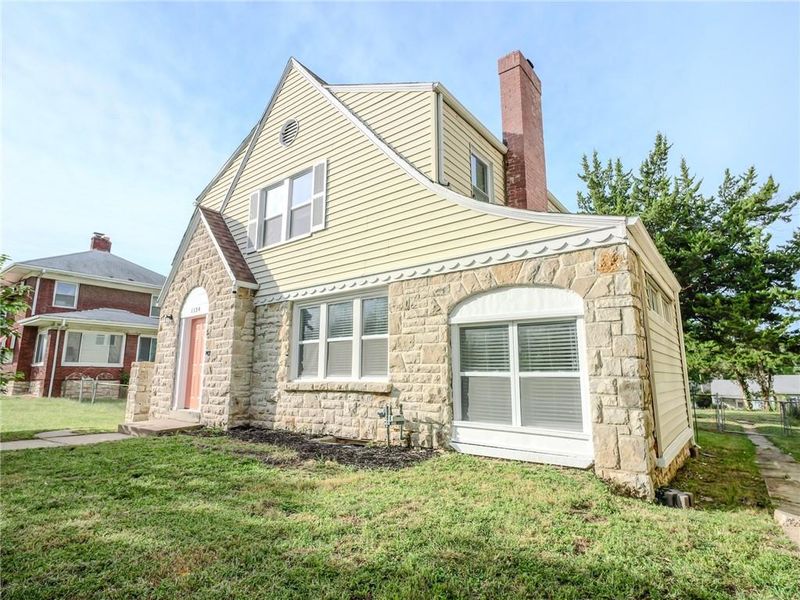 1134 E 77th St, Kansas City, MO 64131