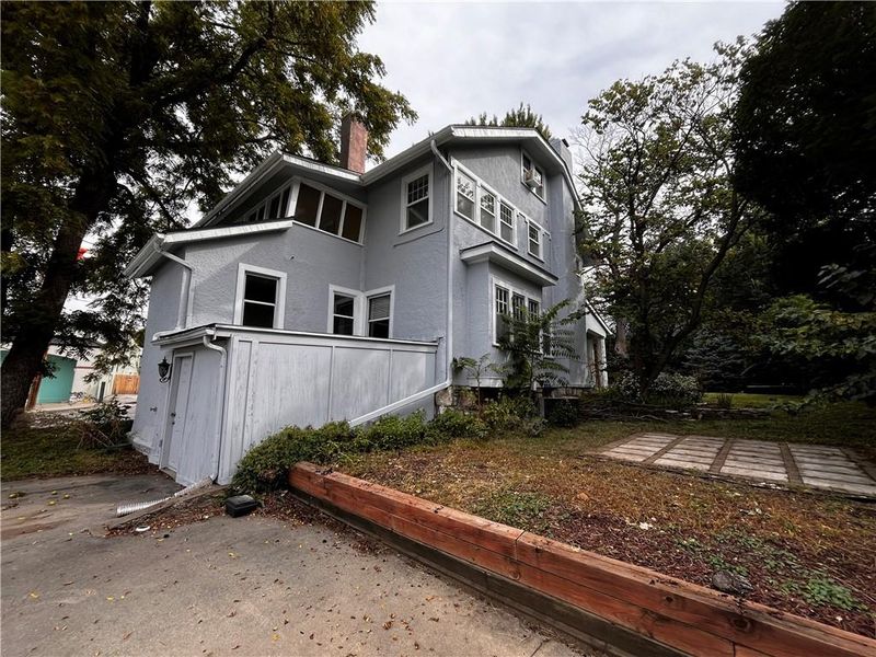 5902 Walnut St, Kansas City, MO 64113