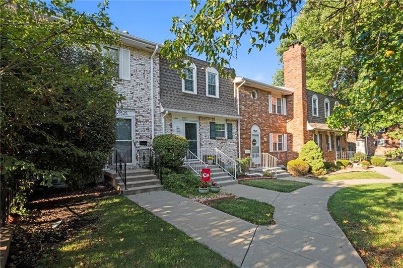 9525 Perry Ln, Overland Park, KS 66212