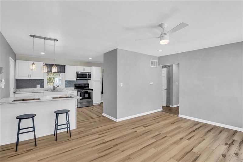 5204 E 41st St, Kansas City, MO 64130