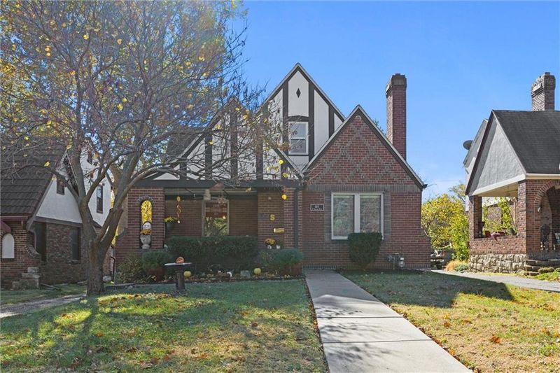 815 E Gregory Blvd, Kansas City, MO 64131