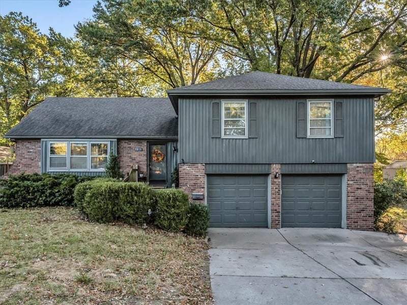 9815 Mission Rd, Overland Park, KS 66206