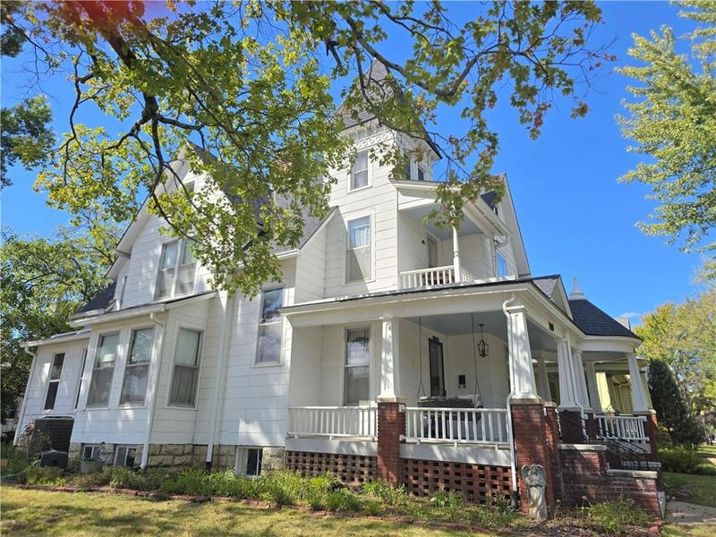 109 E Peoria St, Paola, KS 66071