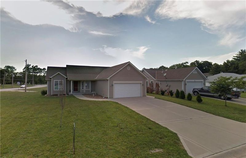 300 Hawthorne St, Smithville, MO 64089