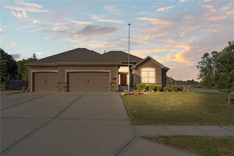 1602 Knoll Creek Ln, Raymore, MO 64083
