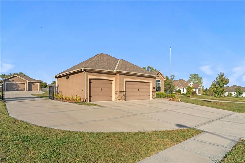 1602 Knoll Creek Ln, Raymore, MO 64083