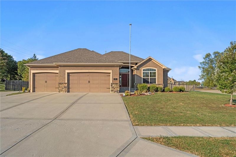 1602 Knoll Creek Ln, Raymore, MO 64083